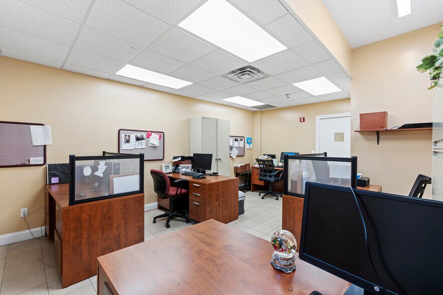 More Photos Of 2707 Hylan Blvd, Staten Island Office For Lease
