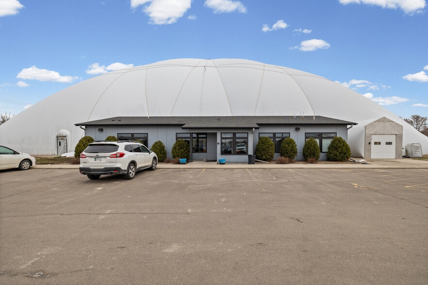 More Photos Of 901 Cannon Rd S, Dundas Sports And Entertainment For Sale