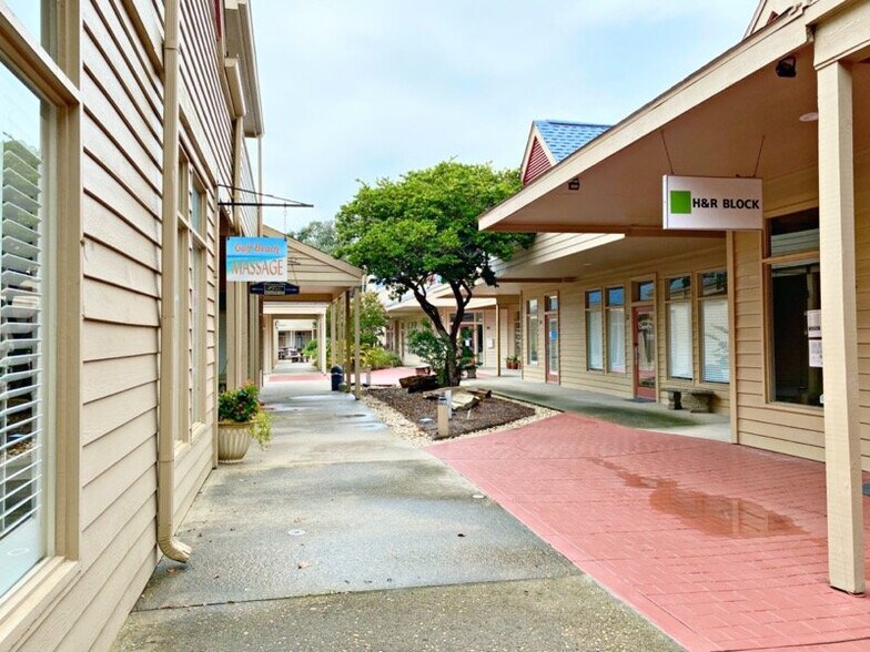 More Photos Of 913 Gulf Breeze Pky, Gulf Breeze Storefront Retail Office For Sale