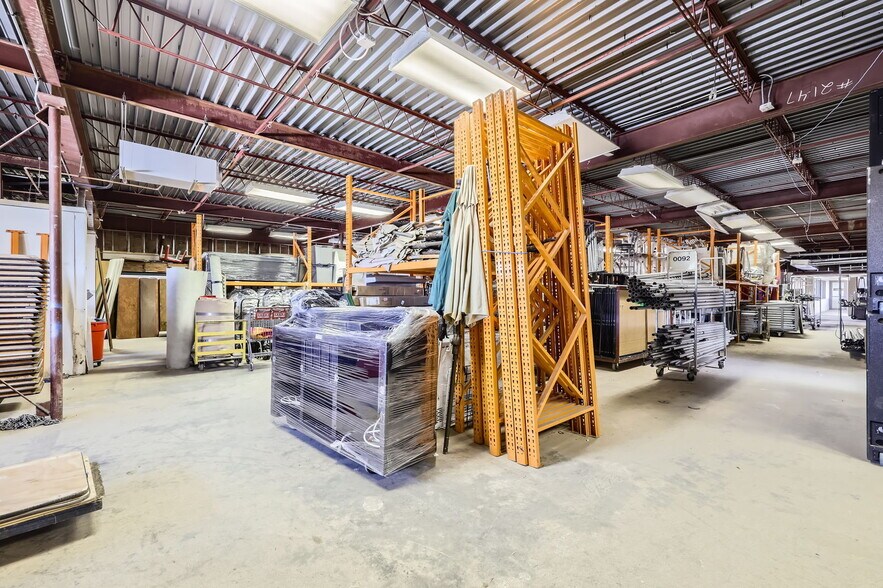 More Photos Of 5932-5934 McIntyre St, Golden Light Manufacturing For Lease