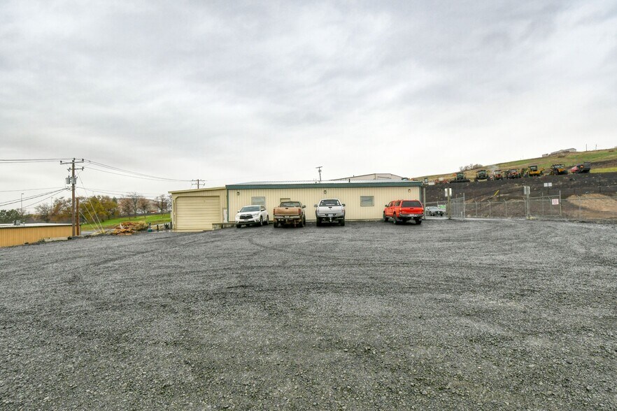 More Photos Of 818 Airport Rd, Pendleton Showroom For Sale