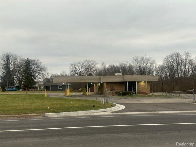 More Photos Of 11293 Torrey Rd, Fenton Storefront Retail Office For Sale