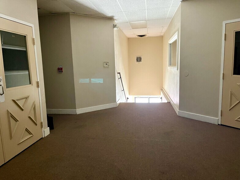 More Photos Of 102 Lincolnway E, Mishawaka Storefront For Lease