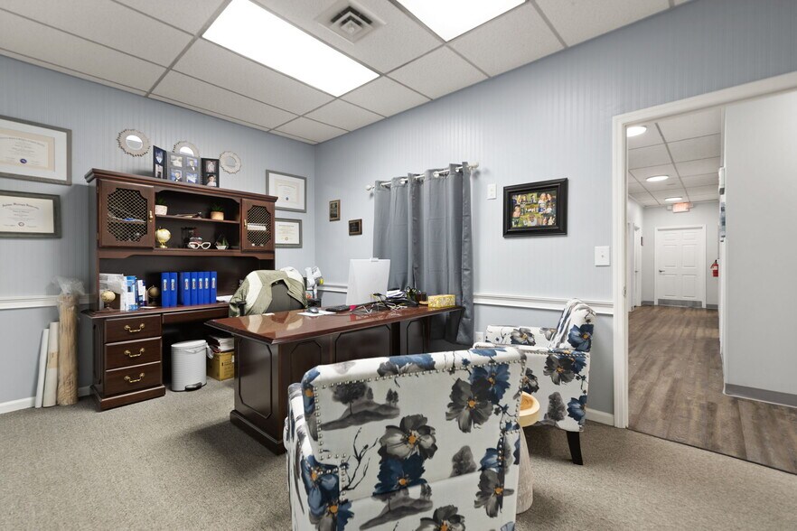 More Photos Of 725 S Main St, London Medical For Sale