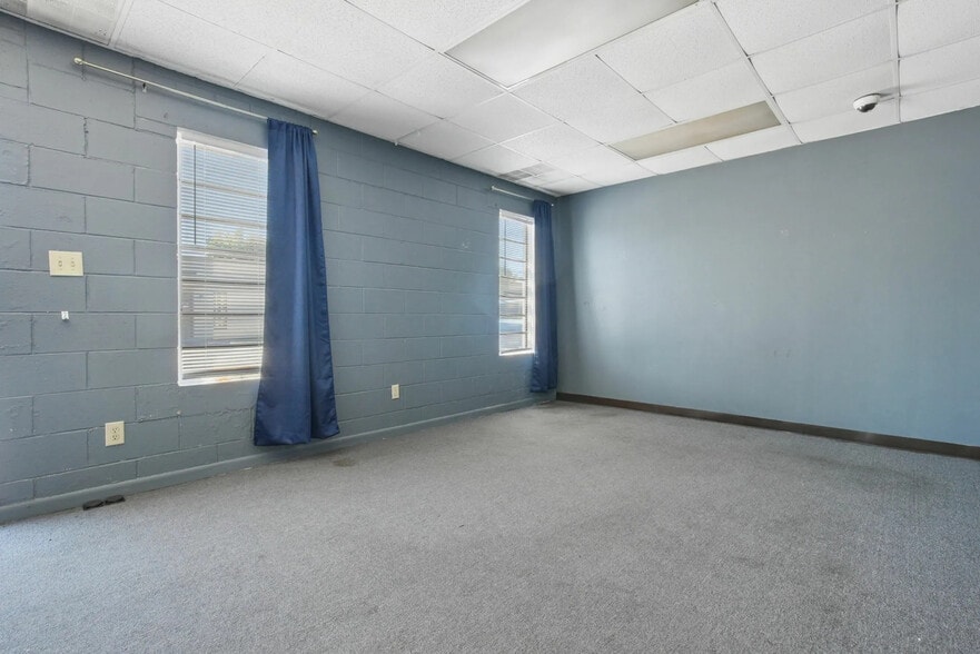 More Photos Of 3723-3871 April Ln, Columbus Light Distribution For Lease