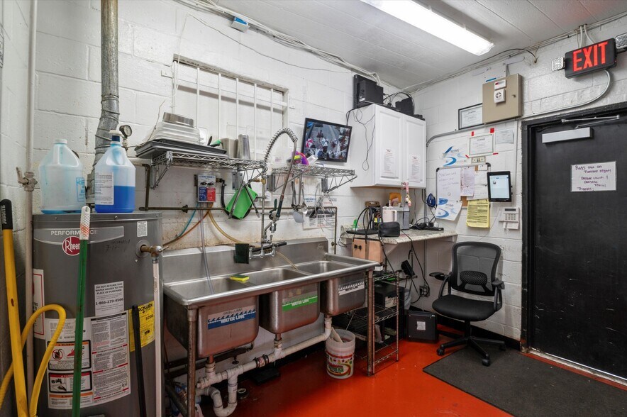 More Photos Of 1594 Market St, Linwood Freestanding For Sale