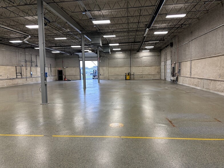 More Photos Of 435 W 194th St, Glenwood Manufacturing For Lease