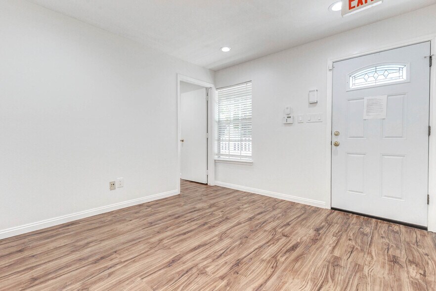 More Photos Of 1324 Avenue D, Katy Medical For Sale