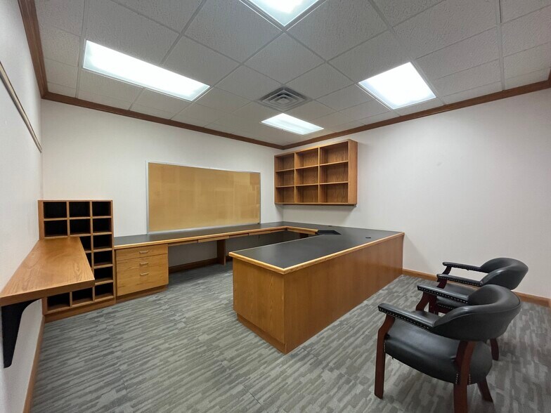 More Photos Of 10858 FM 346 W, Flint Office For Sale