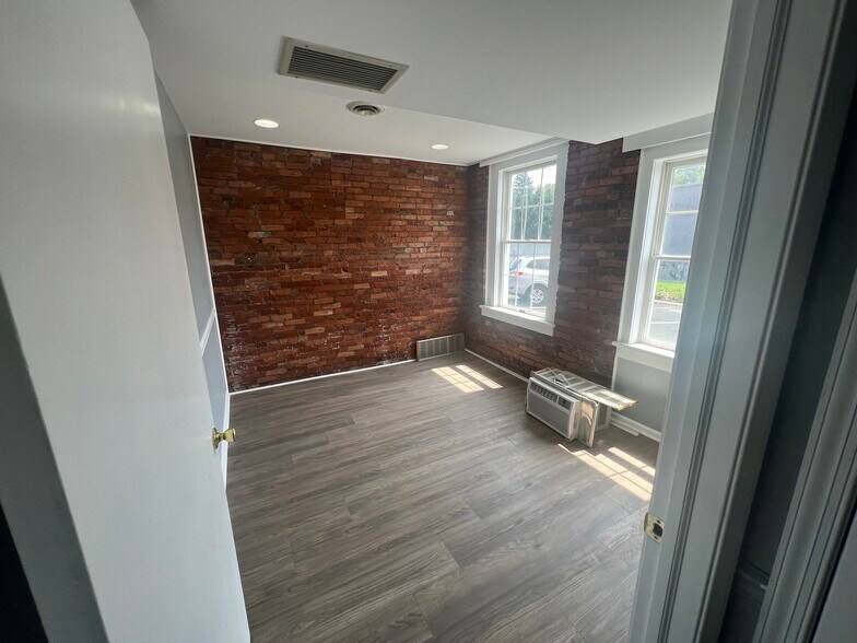 More Photos Of 600 Main St, Riverton Office For Sale