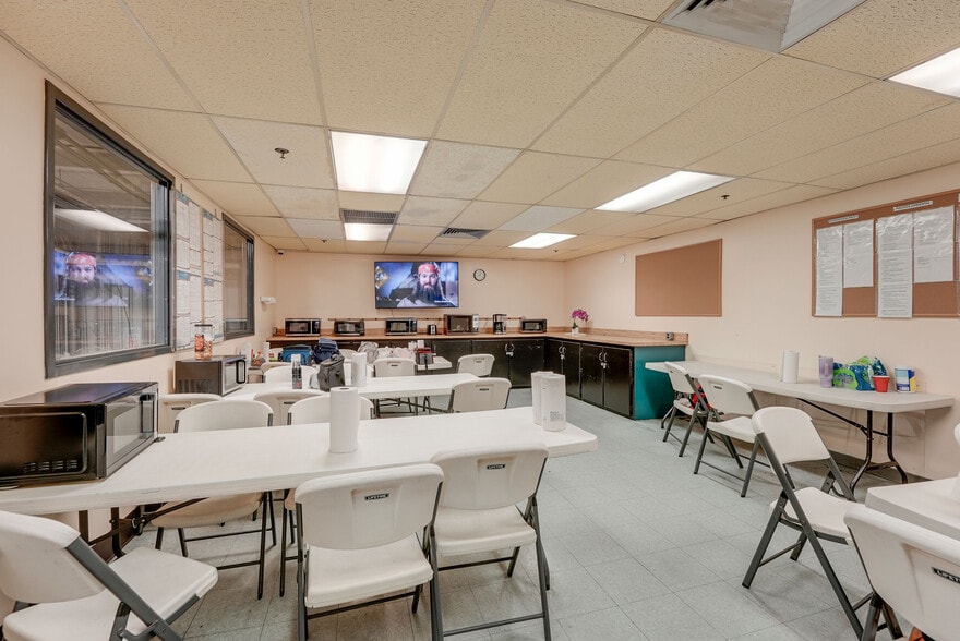 More Photos Of 400 Great Lakes Pky, Bellevue Warehouse For Sale