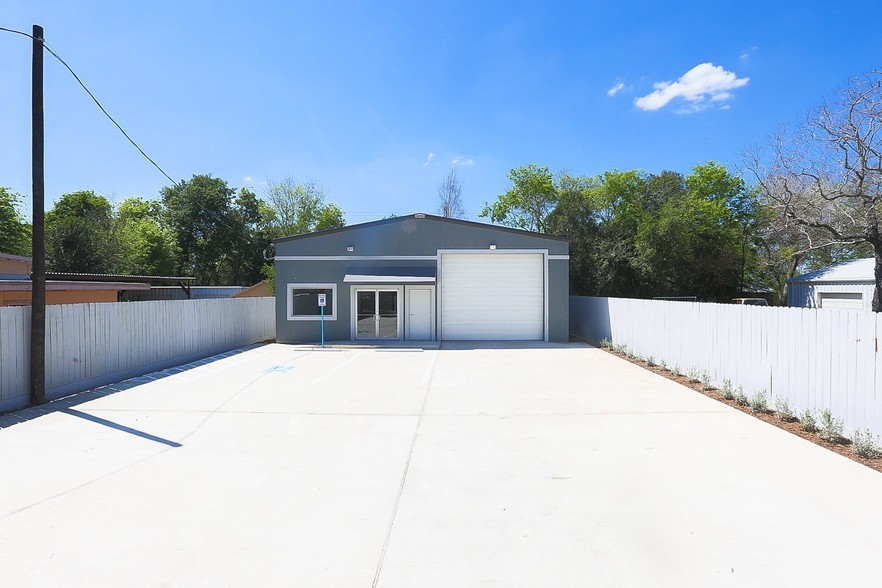 More Photos Of 11214 Craighead Dr, Houston Warehouse For Lease