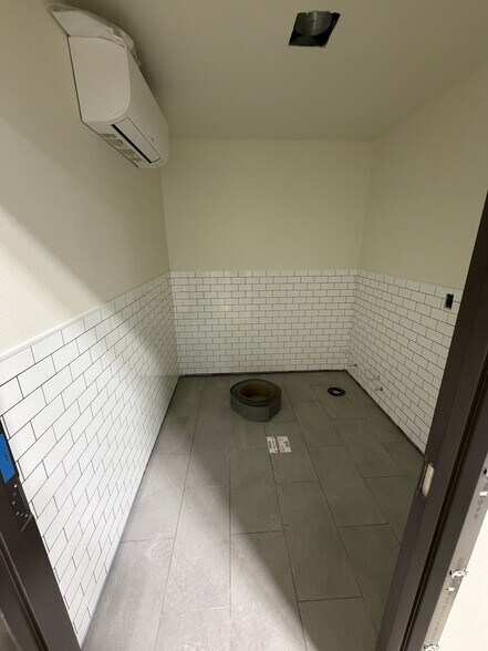 More Photos Of 21 N Skipworth Rd, Spokane Valley Showroom For Lease