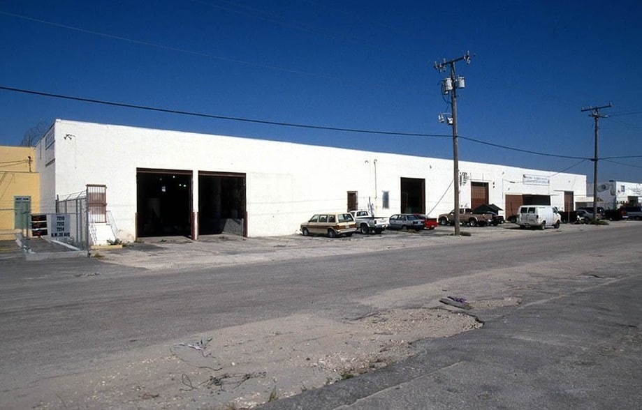 More Photos Of 7300 NW 35th Ave, Miami Showroom For Lease