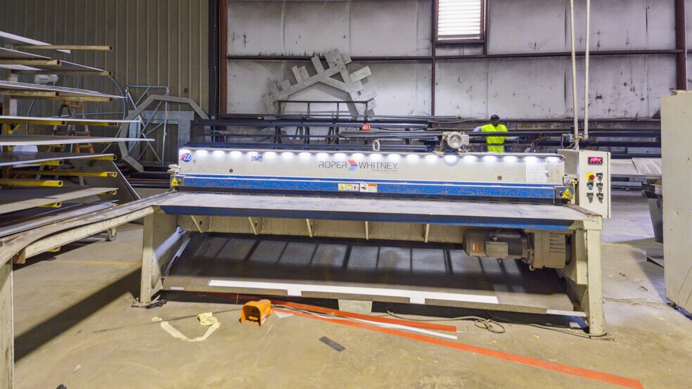 More Photos Of 902 NW Main St, Bunkie Showroom For Sale