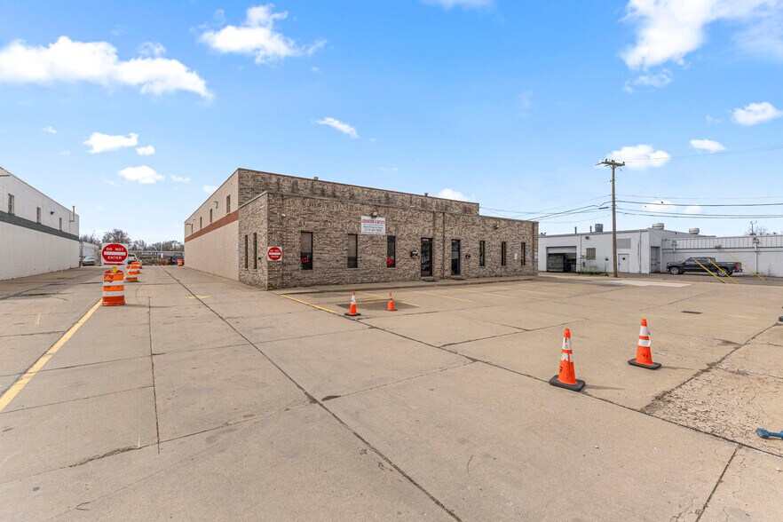 More Photos Of 32639-32645 Industrial Rd, Garden City Warehouse For Sale