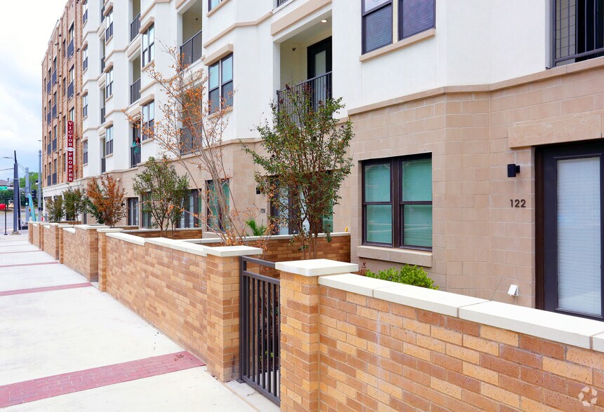 More Photos Of 195 W Davis St, Dallas Apartments For Lease