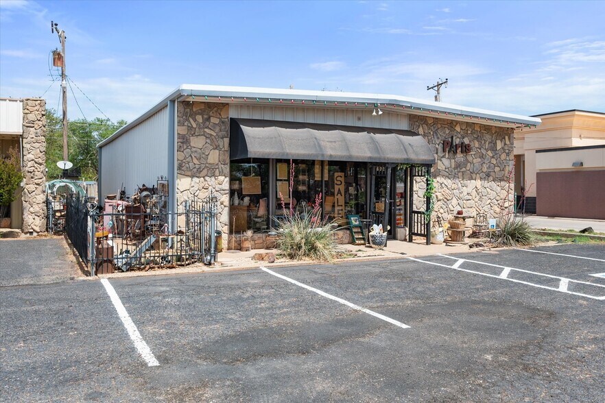 More Photos Of 1926 W Lockwood St, Tahoka General Retail For Sale