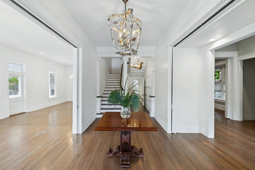 More Photos Of 321 E Dewey Pl, San Antonio Office For Sale