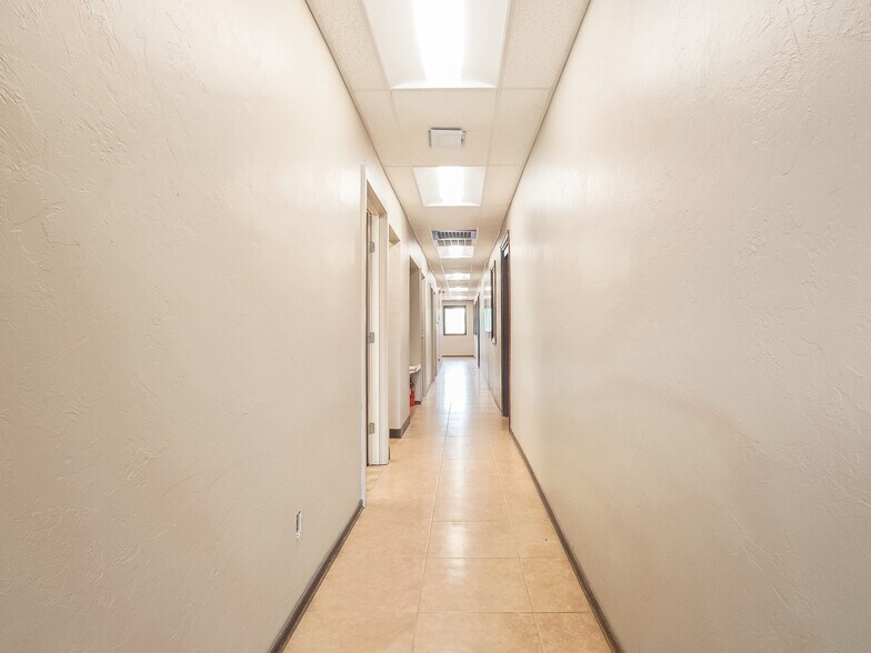 More Photos Of 401 S Ranchwood Blvd, Yukon Flex For Sale