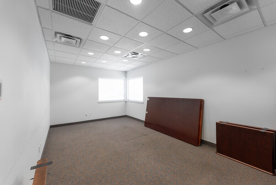 More Photos Of 2665 Glendale Valley Rd, Glendale Office For Sale