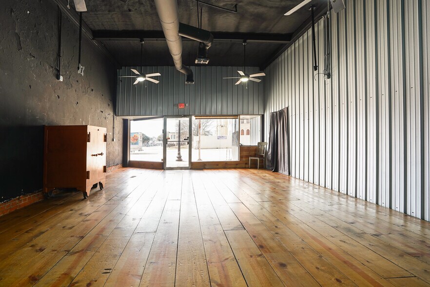 More Photos Of 75 N Waco St, Hillsboro General Retail For Lease