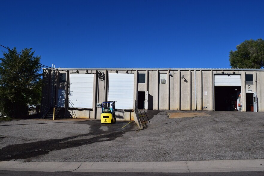 More Photos Of 2985 S Wyandot St, Englewood Warehouse For Lease