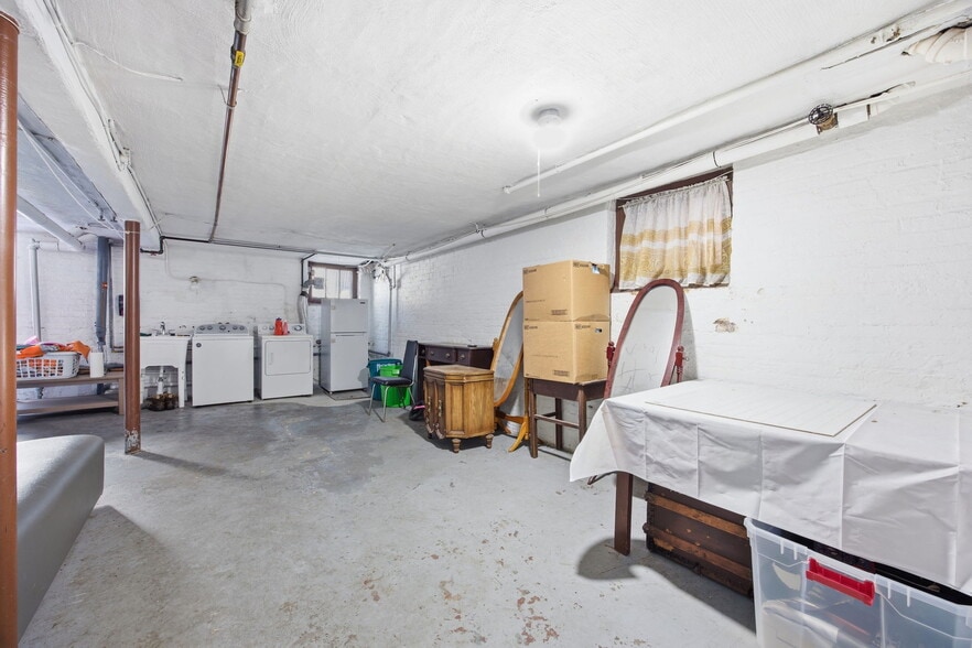 More Photos Of 7861 75th St, Glendale Multifamily For Sale