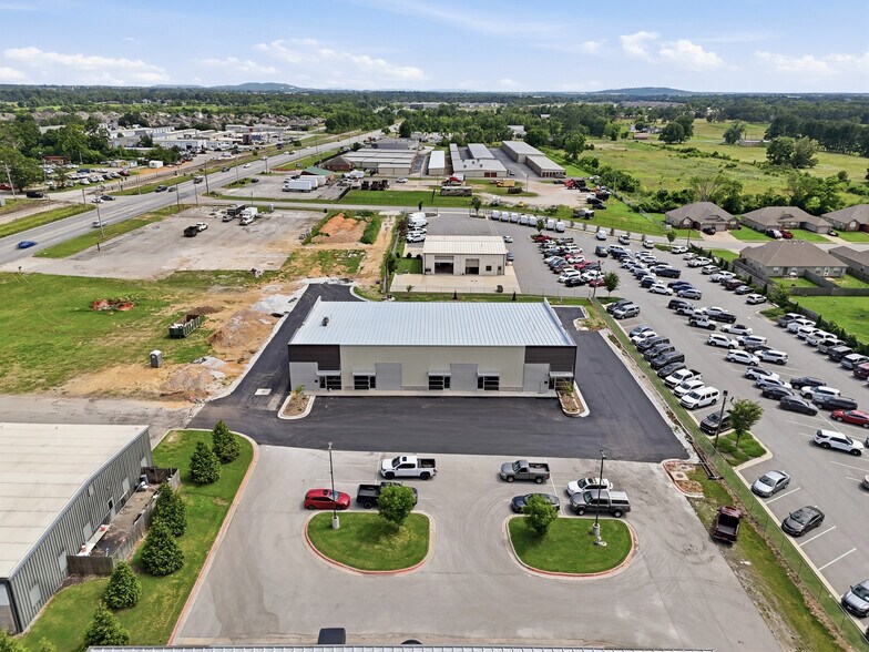 More Photos Of 2420 S 8th St, Rogers Flex For Lease
