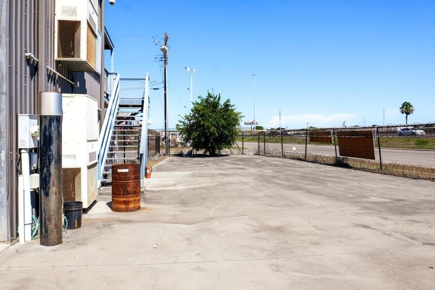 More Photos Of 961 Savage Ln, Corpus Christi Service For Sale