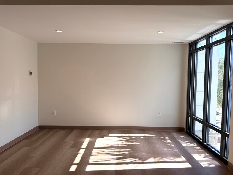 More Photos Of 814 Johnnie Dodds Blvd, Mount Pleasant Medical For Lease