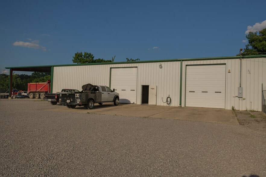 More Photos Of 2533 Highway 41A S, Shelbyville Showroom For Sale