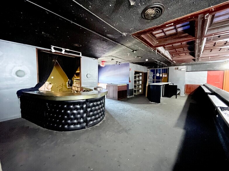 More Photos Of 209-211 E Chicago St, Elgin Bar For Sale