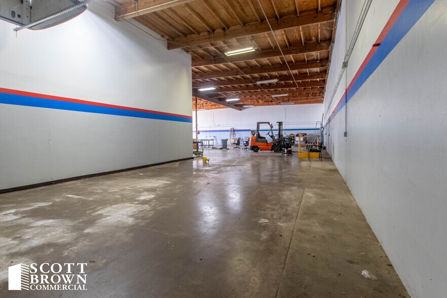 More Photos Of 10763 Mapleridge Dr, Dallas Distribution For Lease