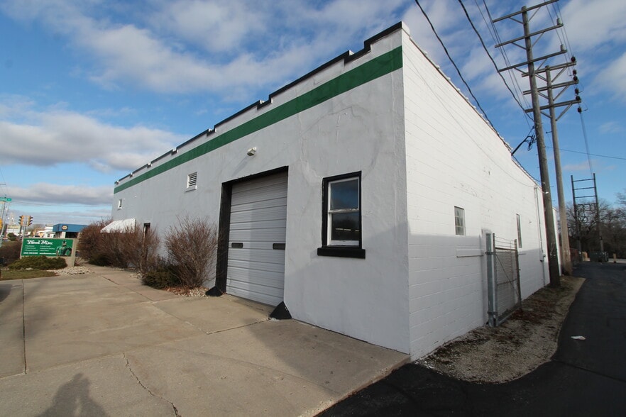 More Photos Of 400 S Pine St, Burlington General Retail For Sale