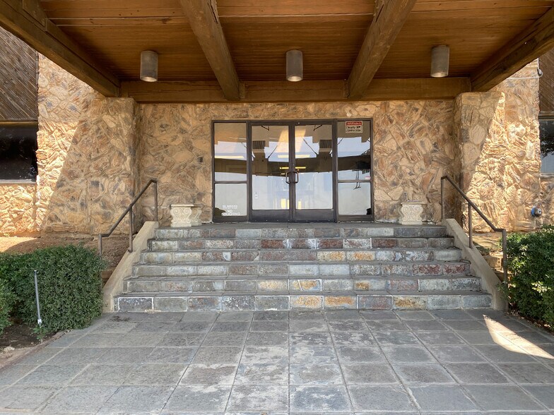 More Photos Of 3901 Airport Fwy, Bedford Office For Lease
