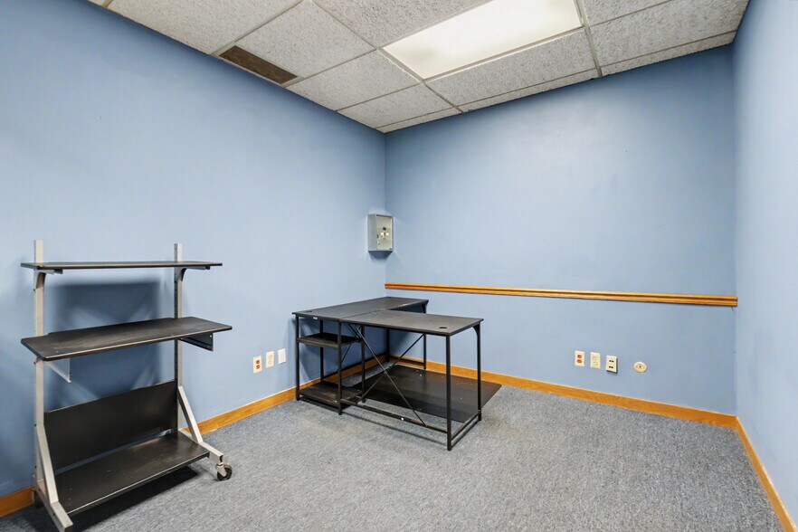 More Photos Of 22976 Outer Dr, Dearborn Flex For Lease