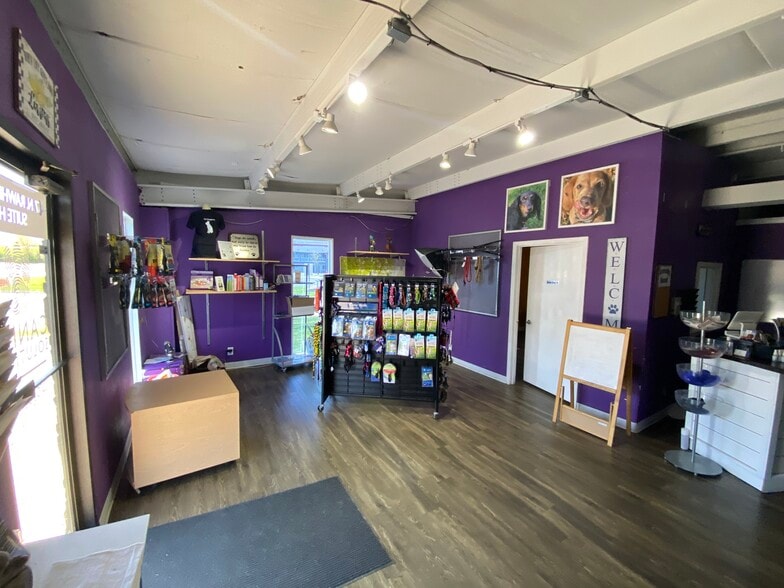 More Photos Of 417 N Rawhide Dr, Olathe Flex For Sale