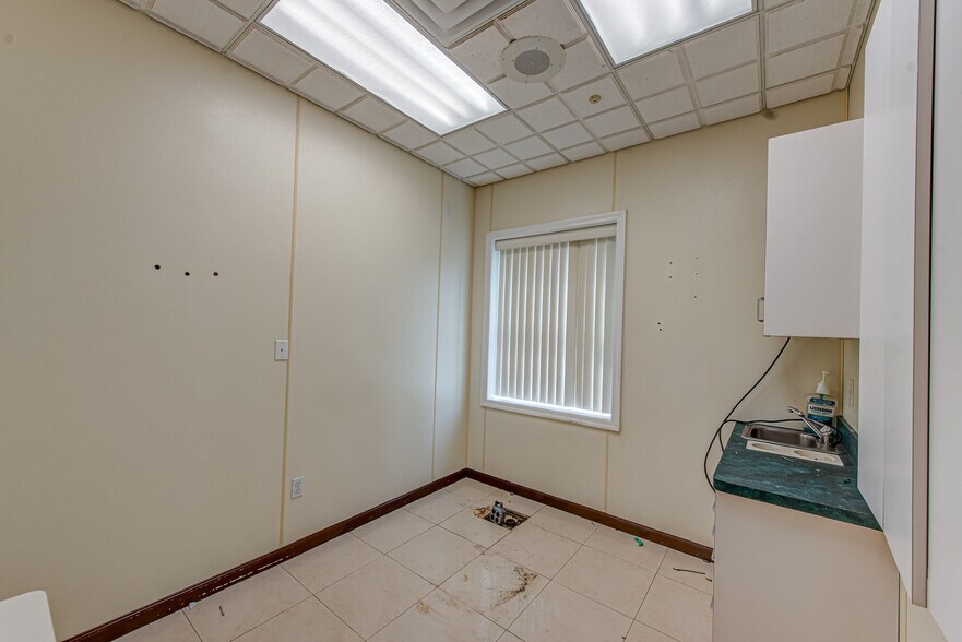 More Photos Of 63 Eastport Manor Rd, Eastport Office For Sale