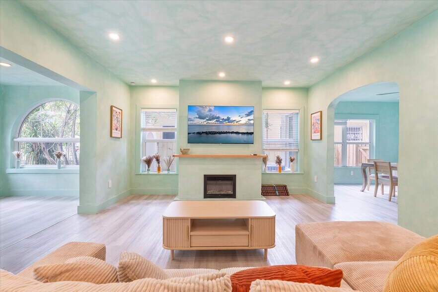 More Photos Of 22 NE 44th St, Miami Office Residential For Lease