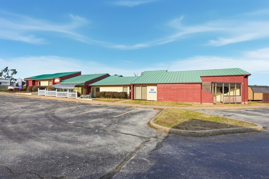 More Photos Of 1102-1108 Poplar Pl, Rogers Medical For Lease