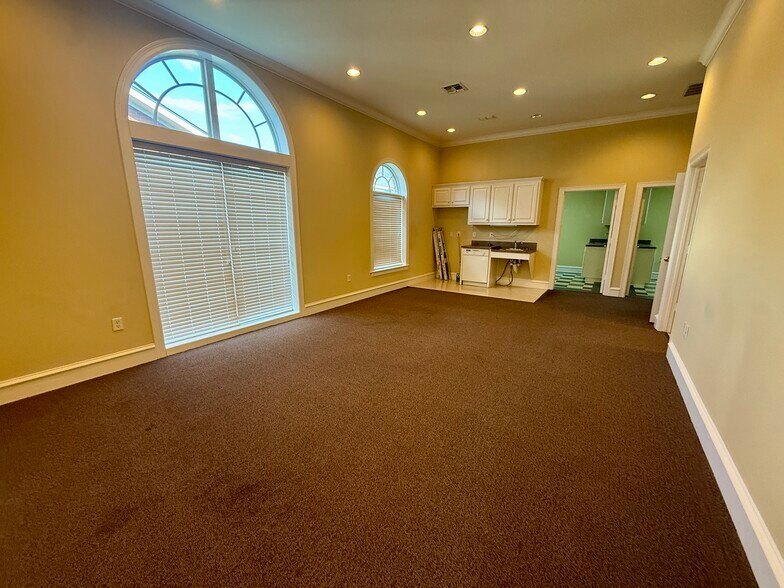 More Photos Of 641 S Broadway Ave, Tyler Unknown For Lease