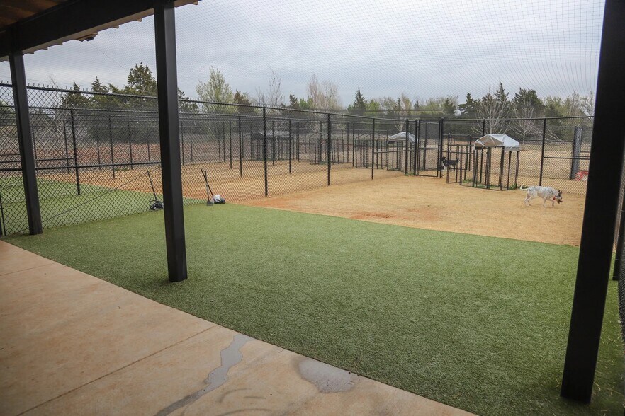 More Photos Of 2020 N Kelly Ave, Edmond Veterinarian Kennel For Sale