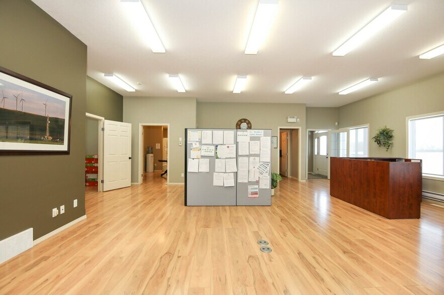 More Photos Of 5209 49A Ave, Bentley Office For Sale