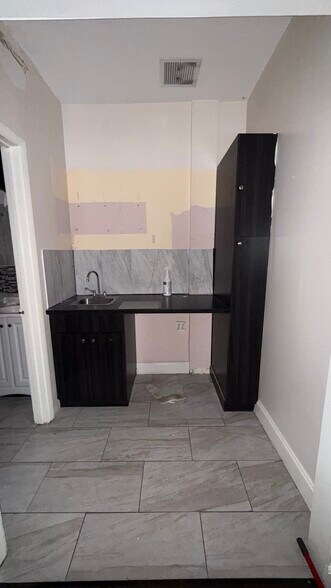 More Photos Of 11300 NW 87th Ct, Hialeah Unknown For Lease
