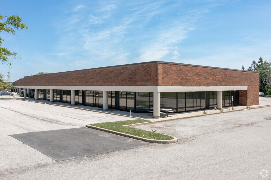 More Photos Of 20711 W Watertown Rd, Waukesha Showroom For Lease