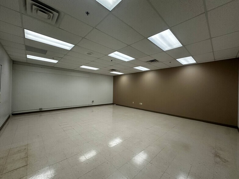 More Photos Of 500 Grand Ave, Joplin Flex For Lease