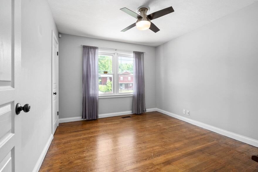 More Photos Of 1662 Golf Club Ln, Clarksville Office For Sale