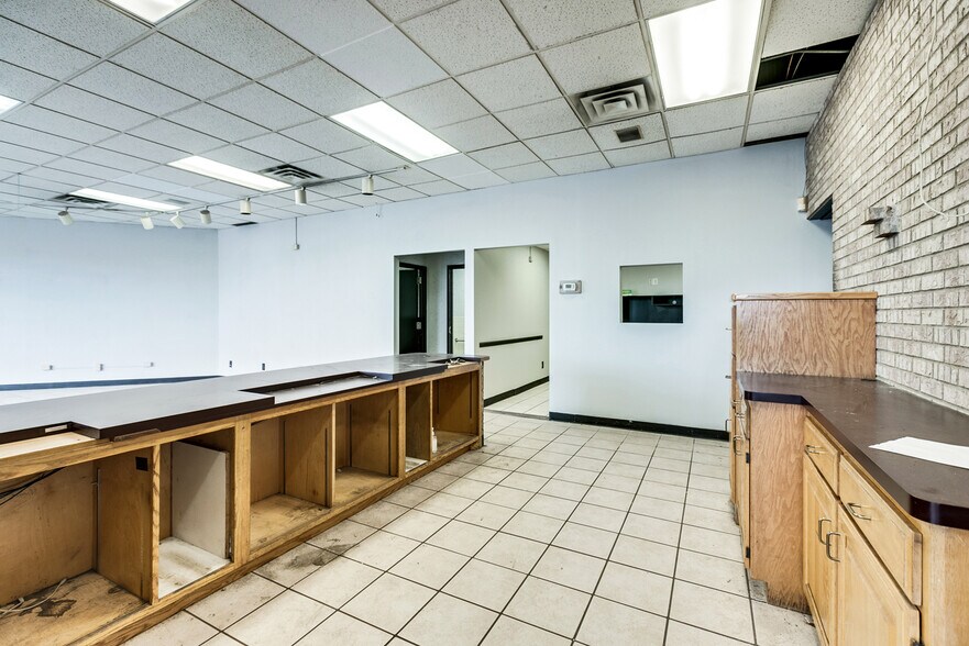 More Photos Of 5500 W Broadway Ave, Minneapolis Storefront Retail Office For Sale