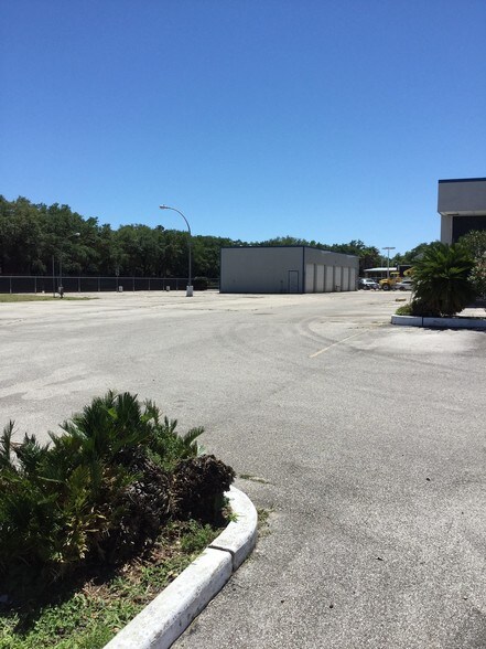 More Photos Of 16800 Feather Craft Ln, Houston Auto Dealership For Lease